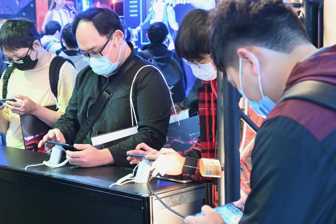 家用主機缺席,也讓本次活動以手遊玩家為主,現場幾乎看不到 PS5、Xbox Series S/X 的身影,不僅玩不到,想買也只能預約。