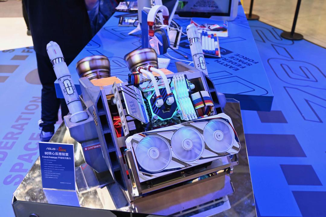 華碩 ROG 展示鋼彈背包造型主機。