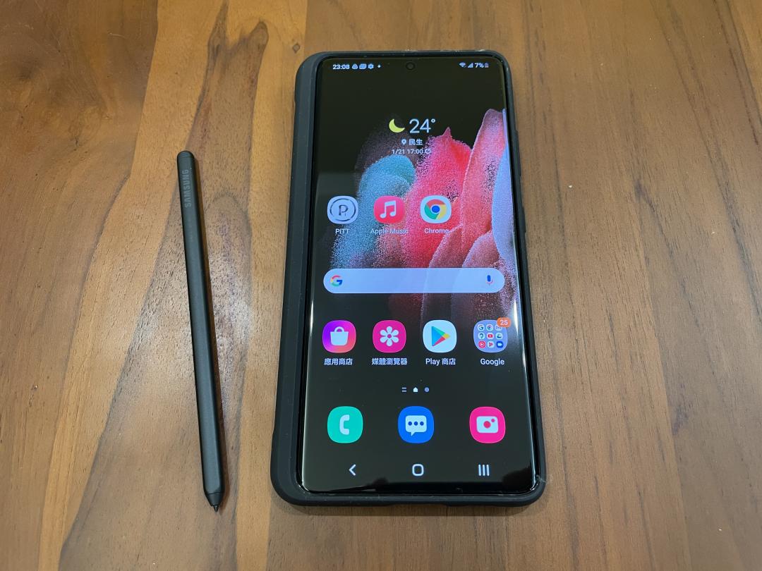 加裝後，為了騰出放置 S Pen 的空間，會讓 S21 Ultra 再變寬一點（圖／記者黃敬淳攝）