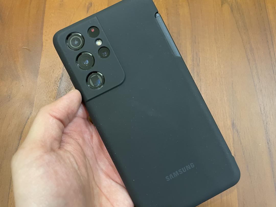 裝殼後的背面（圖／記者黃敬淳攝）