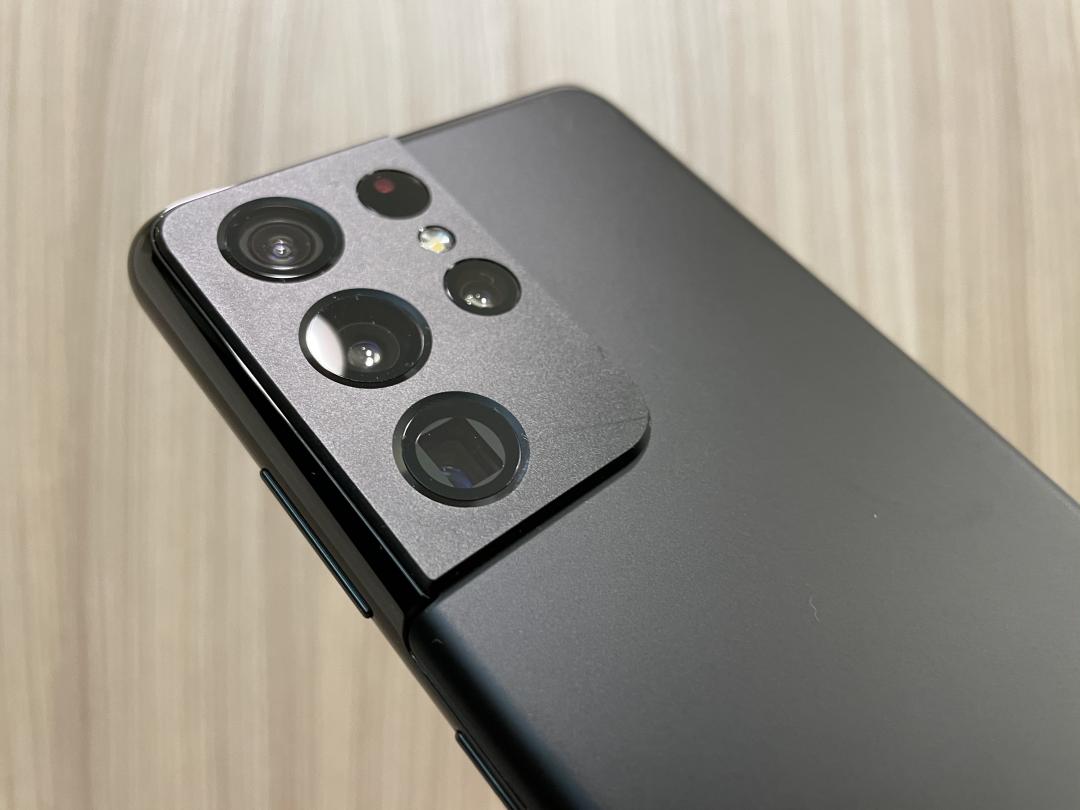 主相機仍是今年 S21 系列的主要視覺辨識點（圖／記者黃敬淳攝）