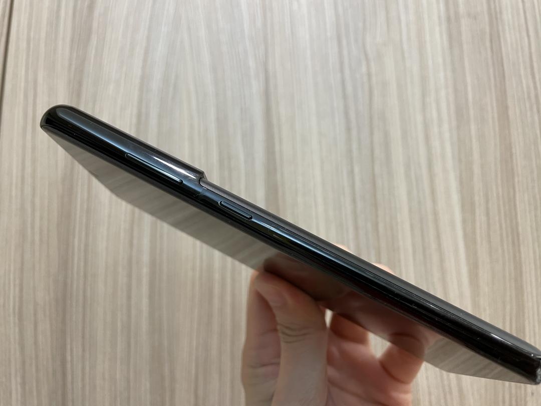 S21 Ultra 的主相機的邊框與側邊框為一體成型，且是 S21 系列唯一側邊曲面的機型（圖／記者黃敬淳攝）