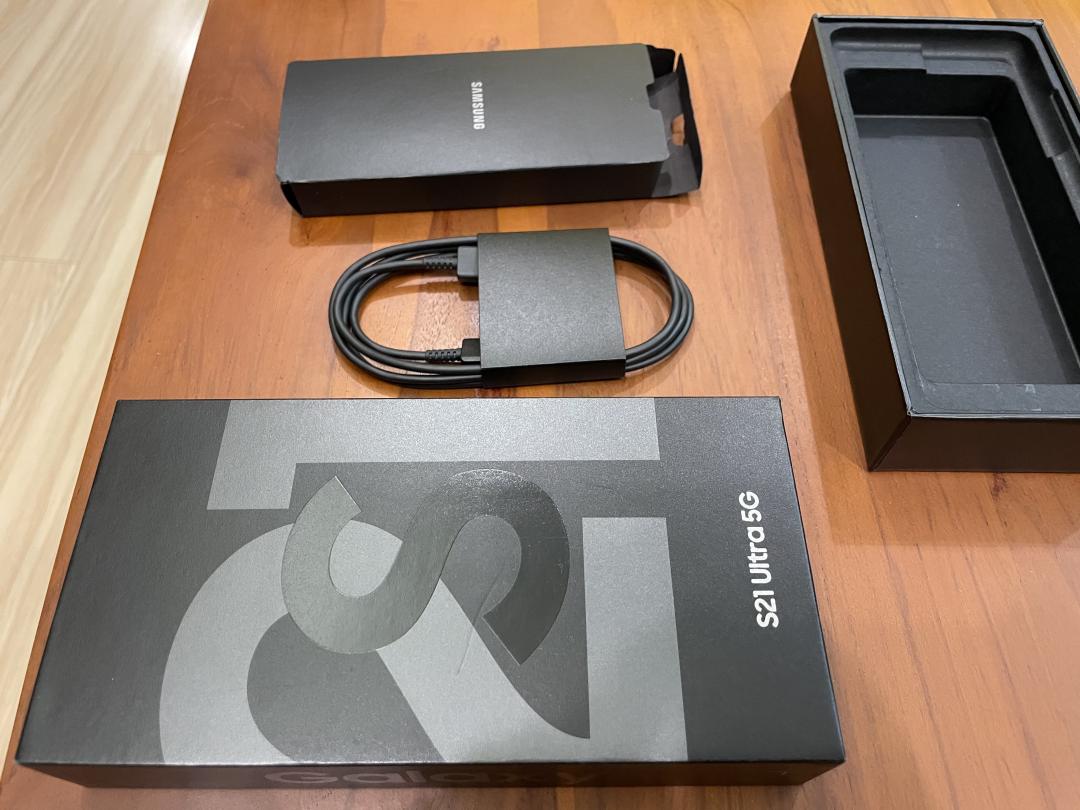 S21 系列跟進 iPhone 12，不再提供充電器及耳機（圖／記者黃敬淳攝）