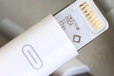蘋果 Lightning 傳輸線原型曝光!原本竟然有正反面 蘋果 Lightning 傳輸線原型曝光!原本竟然有正反面