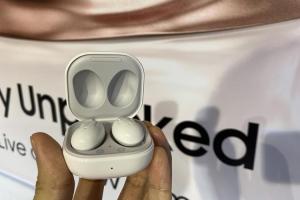 三星釋出 Galaxy Buds Live 更新版本!耳機添加 2 大新功能 三星釋出 Galaxy Buds Live 更新版本!耳機添加 2 大新功能
