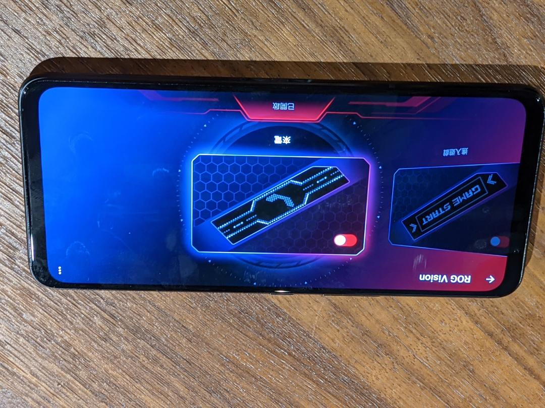 機背副螢幕的兩款機型為進階版ROG Phone 5 Pro與頂規版ROG Phone 5 Ultimate,可讓玩家自定義輸入喜愛的文字或圖案,最多可支援六組的情境動畫效果。(圖/記者劉惠琴攝)