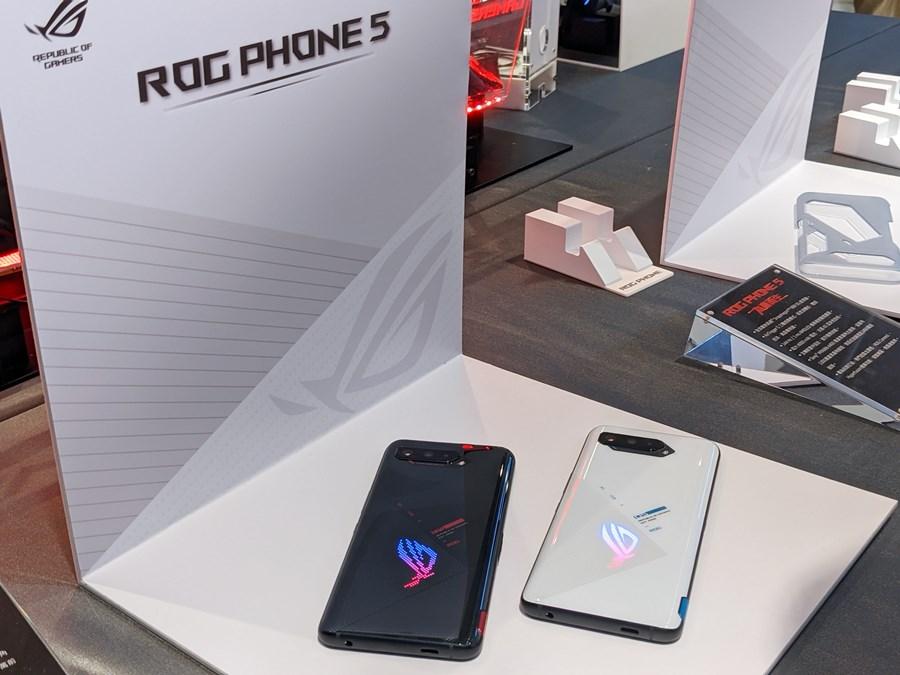 華碩新一代電競旗艦手機ROG Phone 5,將於3/11中午在台開賣。機身提供黑色與白色兩種選擇。(圖/記者劉惠琴攝)