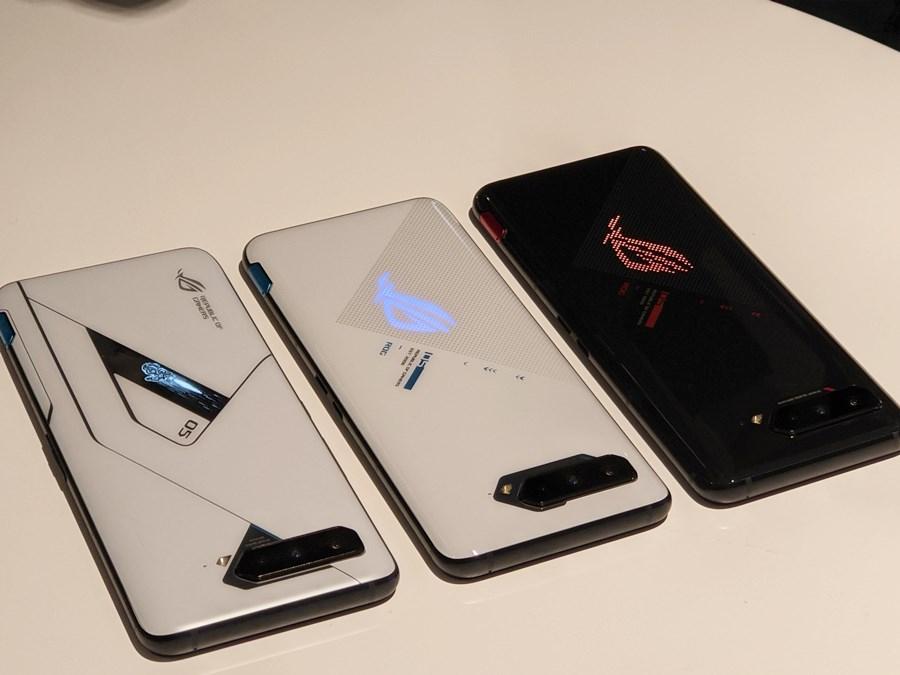 華碩新一代電競旗艦手機ROG Phone 5,提供黑與白兩色(圖中與圖右),將於3/11中午在台開賣。圖左為頂規18GB記憶體的ROG Phone 5 Ultimate 機身為白色,機背搭載1.95吋黑白螢幕,可支援六組情境動畫,上市未定。(圖/記者劉惠琴攝)
