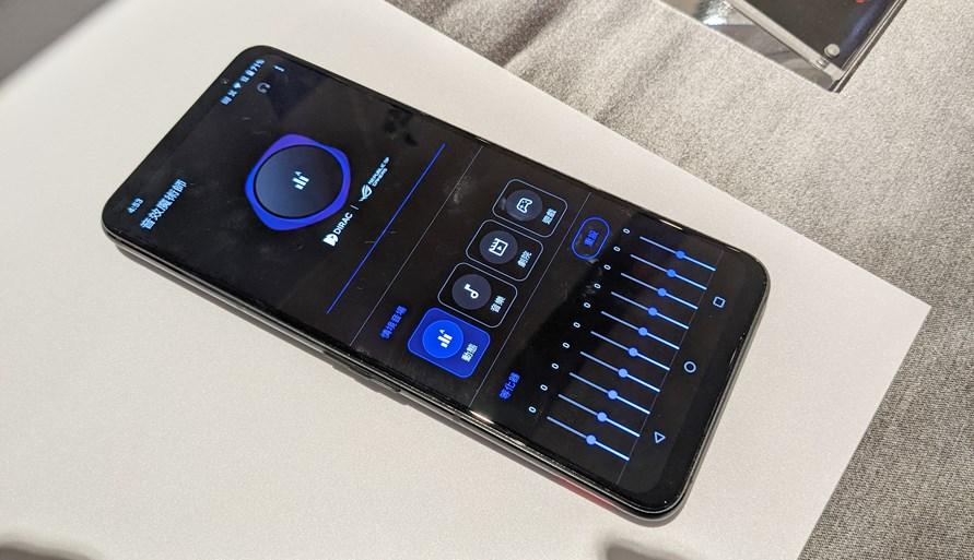 把豪華房車的音效參數調校納入到ROG Phone 5手機上,為玩家帶來更具環繞感與沈浸感的優異音質聆聽體驗。(圖/記者劉惠琴攝)