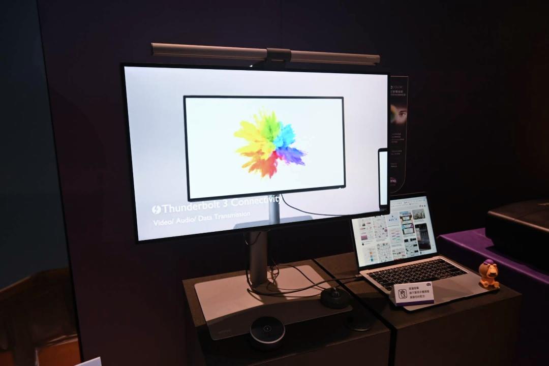 PD2725U 螢幕與 ScreenBar Halo 智慧掛燈。(圖/記者黃肇祥攝)