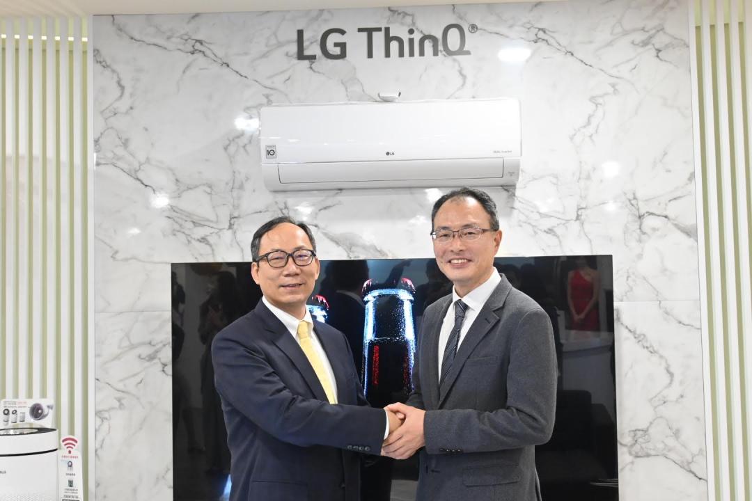 左為展碁國際總經理林佳璋,右為台灣 LG 電子董事長宋益煥。(圖/記者黃肇祥攝)