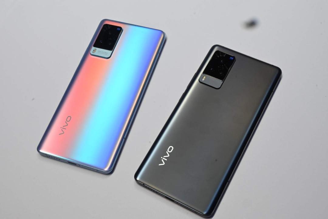 X60 兩種配色,冰極光(左)會有不同角度的色澤表現。(圖/記者黃肇祥攝)