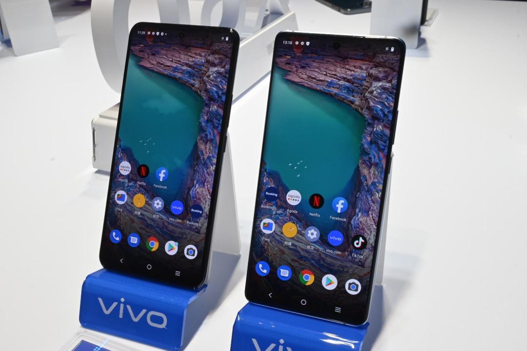 左為 X60、右為 X60 Pro,兩者螢幕差距為,前者是平整設計,後者為曲面。(圖/記者黃肇祥攝)
