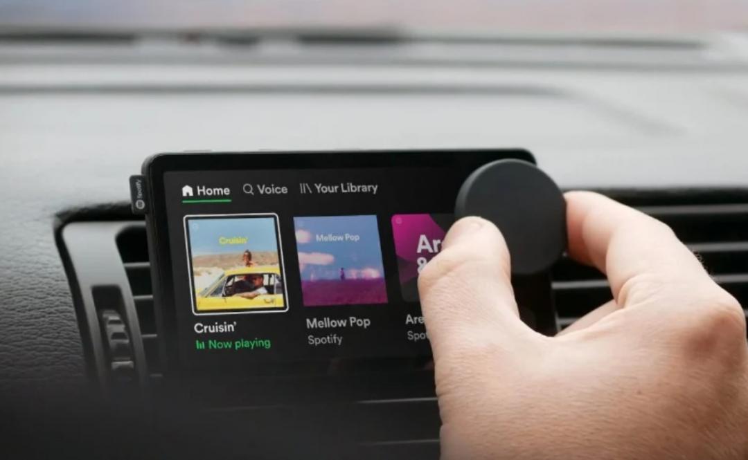 Spotify 正式推出旗下首款硬體裝置,面向開車族的專屬車用音樂播放器,與手機連線配對後,即可播放手機的Spotify歌單、收聽Pocast等應用功能。(圖翻攝Spotify官網)