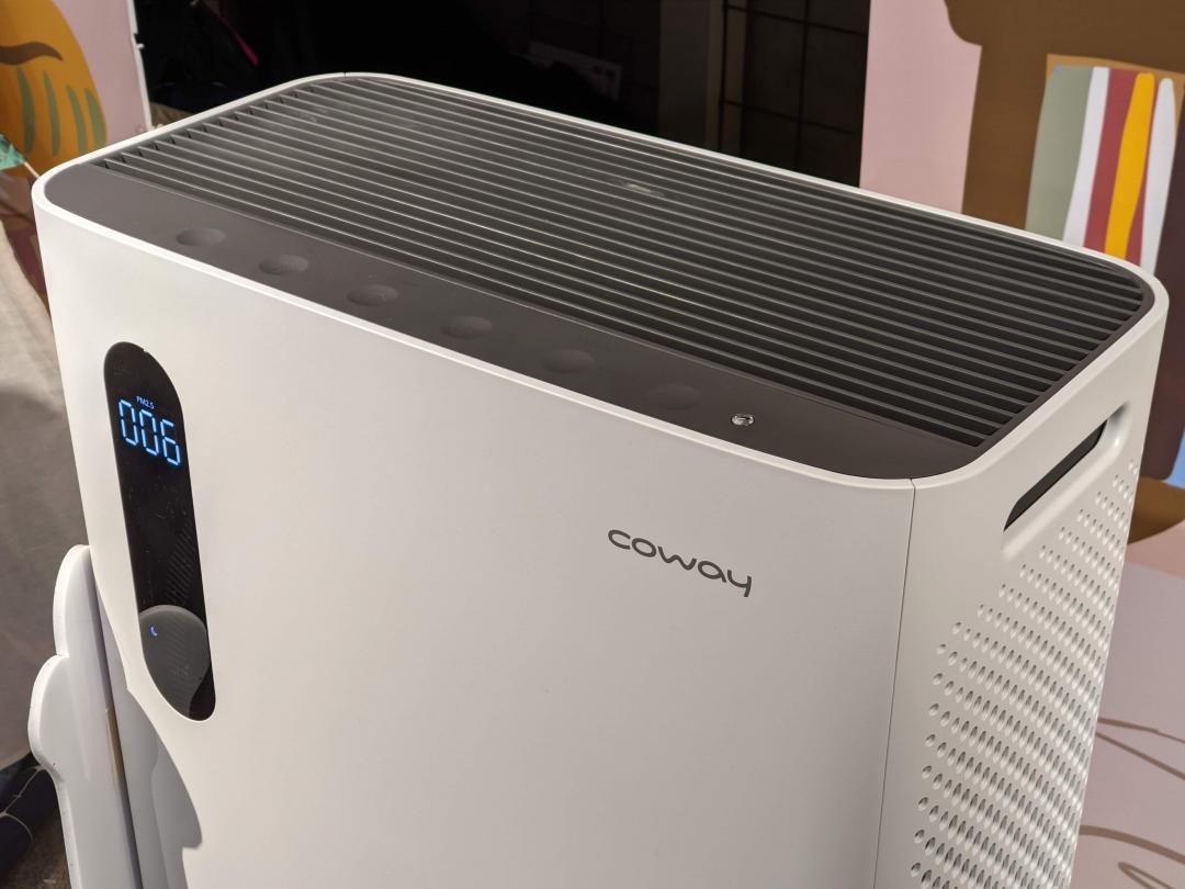Coway「寵物機」面板得以顯示空氣品質、濾網壽命,並有安全鎖,保護小孩或寵物誤按。(圖/記者黃肇祥攝)