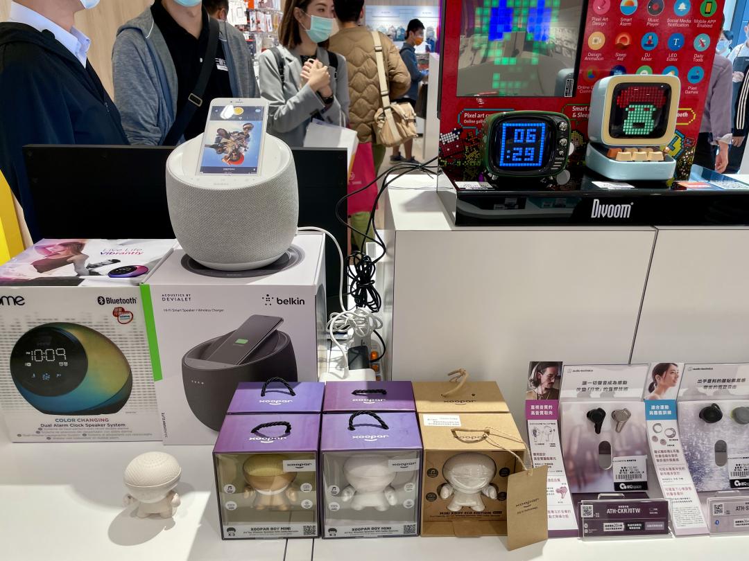 門市陳列了部份智慧音響和耳機,但數量不多(圖/記者黃敬淳攝)