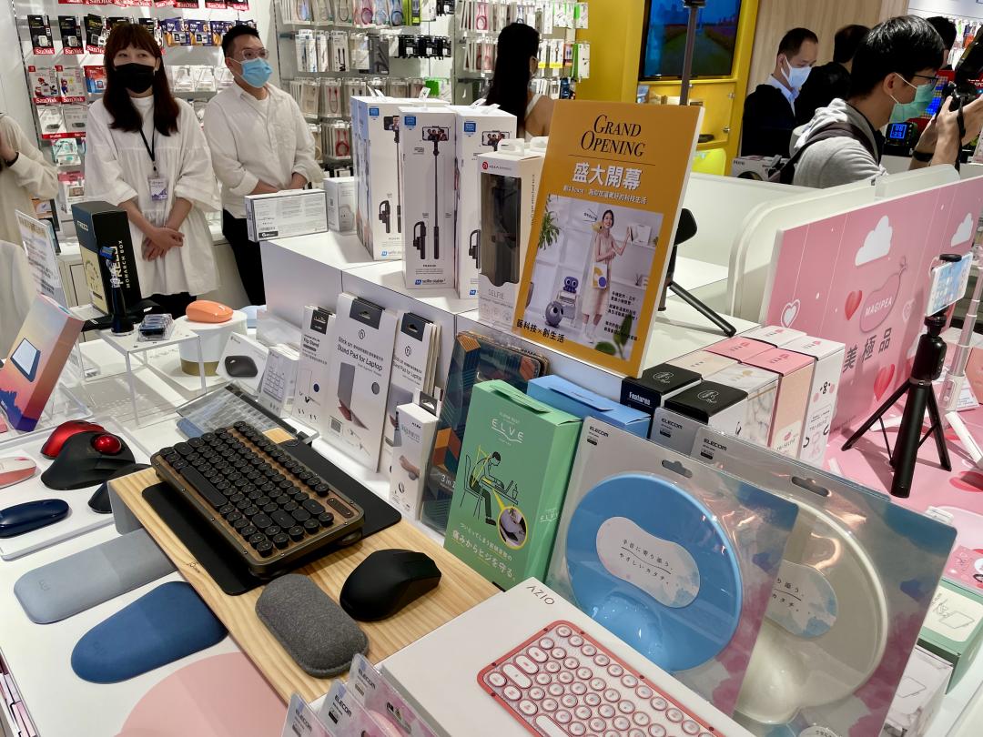 微軟 Surface 原廠滑鼠、鍵盤及各式自拍棒亦有陳列(圖/記者黃敬淳攝)