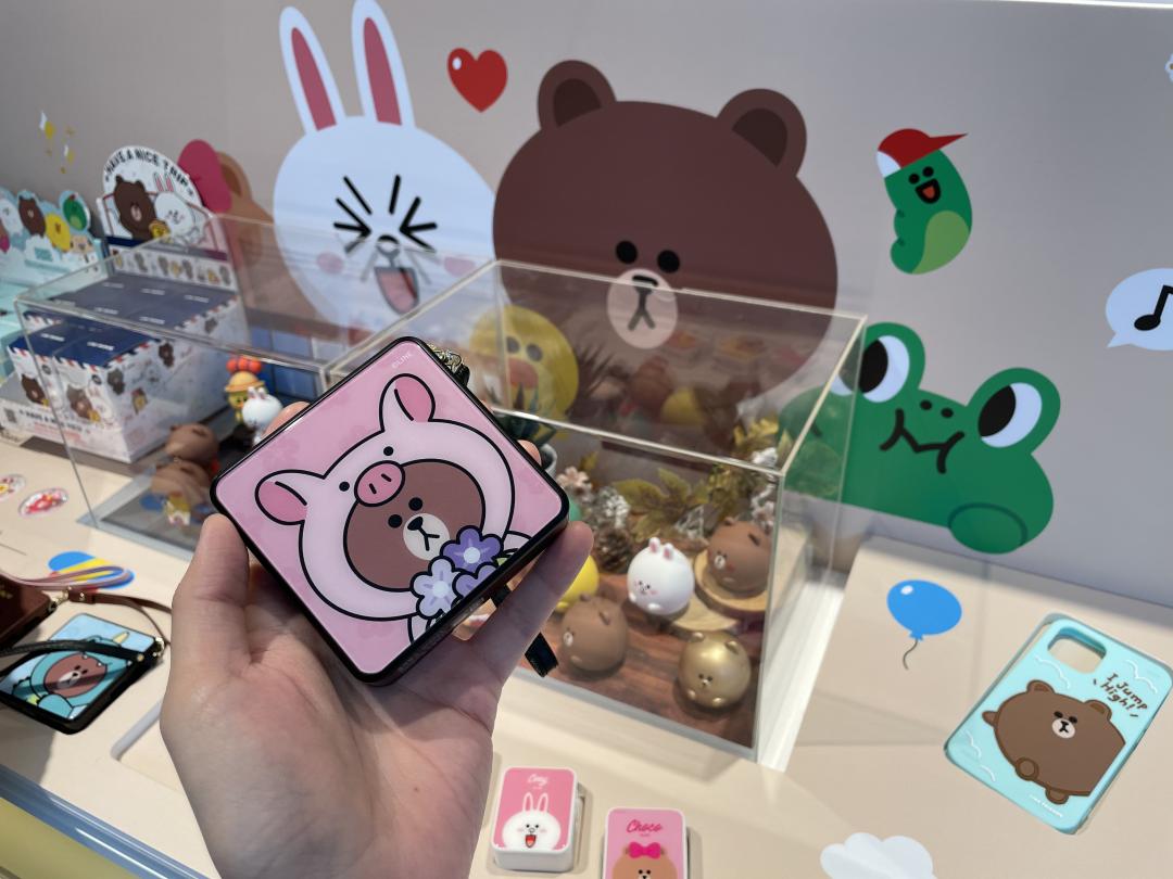 為吸引女性用戶,創Q Space 門市陳列了 LINE 相關的周邊(圖/記者黃敬淳攝)