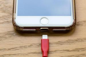 邊充電邊玩會傷害 iPhone 嗎？這 4 點注意就沒問題