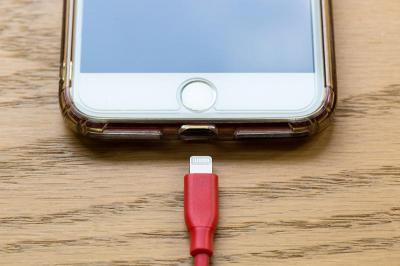 邊充電邊玩會傷害 iPhone 嗎?這 4 點注意就沒問題 邊充電邊玩會傷害 iPhone 嗎?這 4 點注意就沒問題