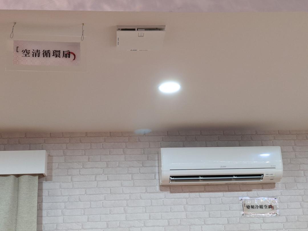 10KR-TWN 實際安裝範例，與空調、燈泡的大小比對。（圖／記者黃肇祥攝）