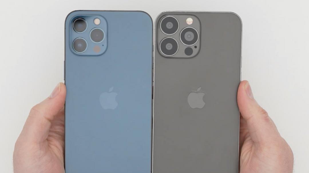 左為 iPhone 12 Pro Max,右為流出的 iPhone 13 Pro Max 模型機。(圖/翻攝 Unbox Therapy YouTube 頻道)