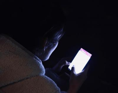 iPhone「夜覽」有益睡眠品質?研究駁:不用手機睡最好 iPhone「夜覽」有益睡眠品質?研究駁:不用手機睡最好