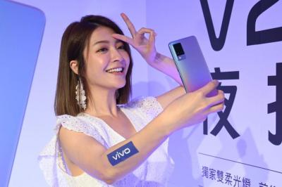 首搭 4400 萬畫素前鏡頭!vivo V21 5G 自拍不怕臉太大 首搭 4400 萬畫素前鏡頭!vivo V21 5G 自拍不怕臉太大