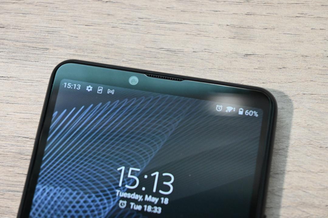 Xperia 10 III 將麥克風貼齊邊框。(圖/記者黃肇祥攝)