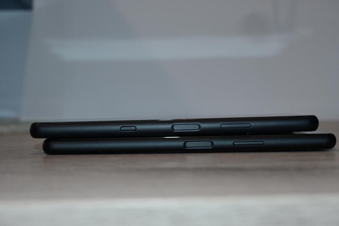 上為 Xperia 10 III 多了一顆助理鍵,下為 10 II。(圖/記者黃肇祥攝)