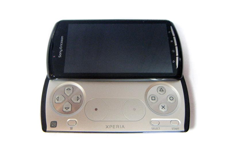 帶有實體遊戲手把的 Xperia Play 手機（擷取自維基百科）