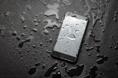 掌握黃金時刻!手機進水自救記住 4 口訣 這「3 不」千萬毋湯 掌握黃金時刻!手機進水自救記住 4 口訣 這「3 不」千萬毋湯