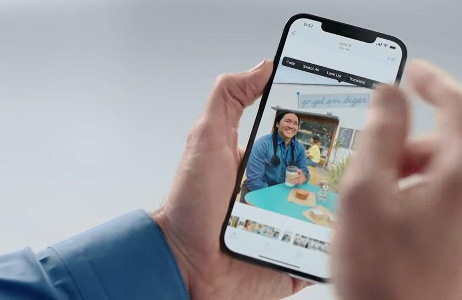 新的 Live Text 智慧影像識別功能，可辨識照片出現的文字，選取文字後，即會顯示相關搜尋資訊。 （翻攝自蘋果WWDC發表會直播）