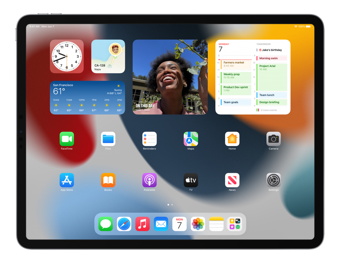 升級iPadOS 15 後,可在「主畫面」上置入小工具,讓更多資訊在App 間一目了然。(圖/蘋果提供)
