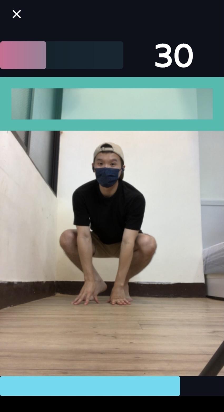 透過AI感應的主題式互動遊戲,根據畫面指示,完成動作就能達成關卡目標。(圖/記者林秀豪攝)