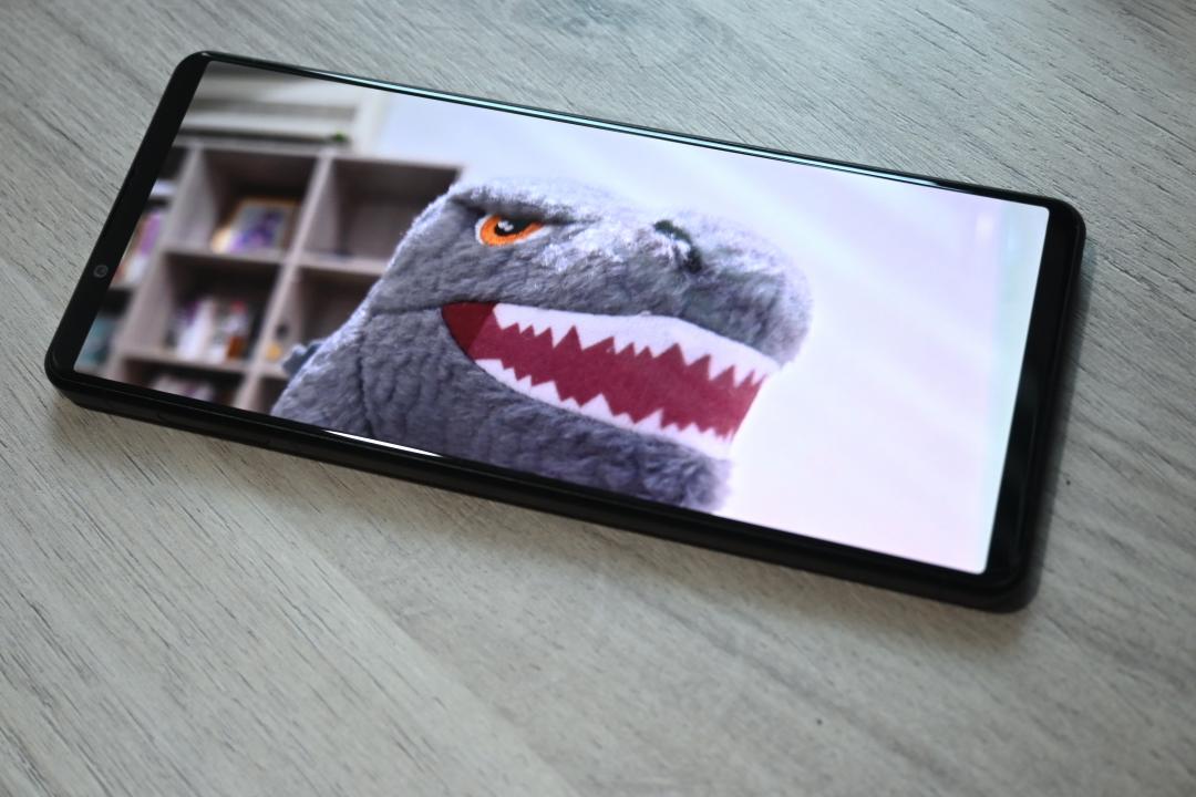 Sony 堅持不使用劉海、開孔，仍是維持完整的額頭，底部邊框似乎有縮減的空間。