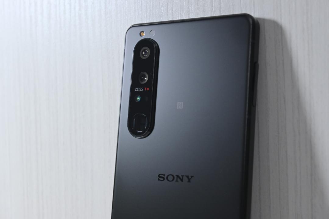 Sony 鏡頭維持靠左的垂直模組，而非主流的方塊造型，亮點是最後一顆方形的鏡頭，為 Xperia 1 III 主打的潛望式長焦距相機，單一顆鏡頭提供 2 個光學變焦。