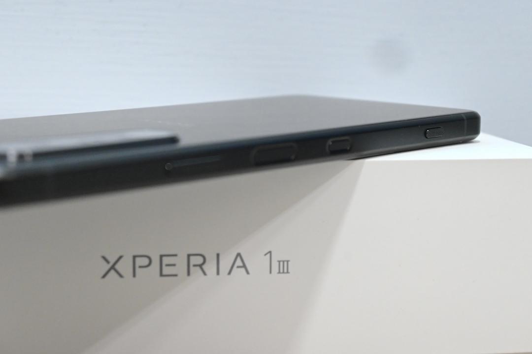 相機快門鍵則加上了刻紋。