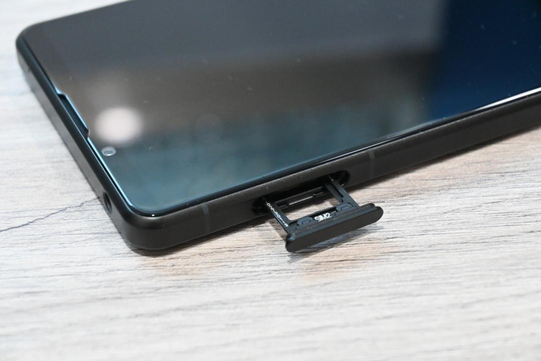 機身左側是 Sim 卡槽，維持 Sony 傳統無需退卡針、可手動拆卸，提供雙卡規格。機身下方則有 USB-C 孔，上方則是回歸的 3.5mm 耳機孔。