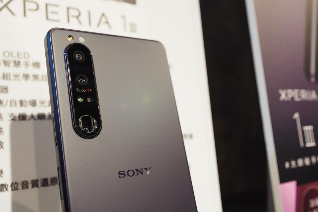 Sony 新一代旗艦 Xperia 1 III ,全面升級「霧面」背蓋,有黑、灰、紫三種顏色。(圖/記者黃肇祥攝)