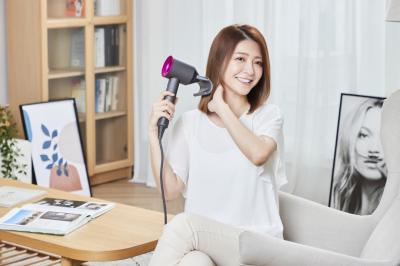 Dyson 吹風機設計有「奇招」!新配件搞定亂翹的頭髮 Dyson 吹風機設計有「奇招」!新配件搞定亂翹的頭髮
