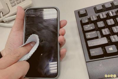 清潔 iPhone 別用錯了!蘋果官方文件新增一大「NG 消毒劑」 清潔 iPhone 別用錯了!蘋果官方文件新增一大「NG 消毒劑」