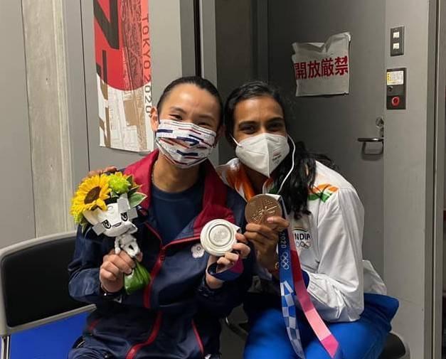 戴資穎在臉書發文印度一姐辛度（右）於羽球女單頒獎後，給她的擁抱和安慰，讓她忍不住直接爆哭。（圖翻攝自戴資穎臉書）