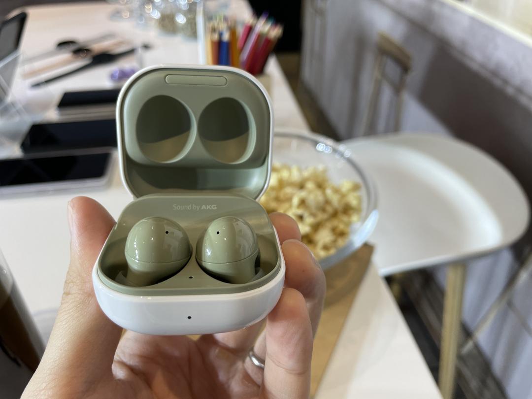 三星全新具備主動降噪的Galaxy Buds 2 無線耳機,有紫綠白黑 4 種配色。(圖/記者黃敬淳攝)