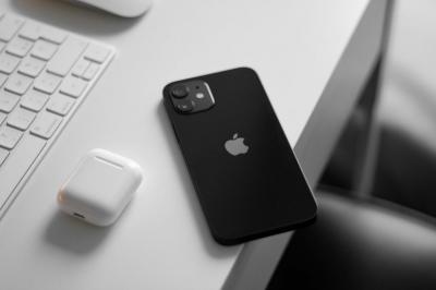 安卓手機破萬元賣不動?台灣上半年銷售排行 iPhone 佔了快一半 安卓手機破萬元賣不動?台灣上半年銷售排行 iPhone 佔了快一半