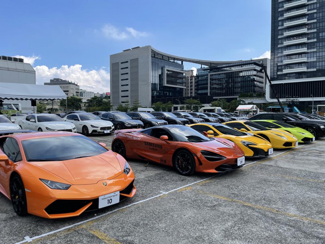 三星找來大批超跑讓記者能保持個人空間和距離（圖／記者黃敬淳攝）
