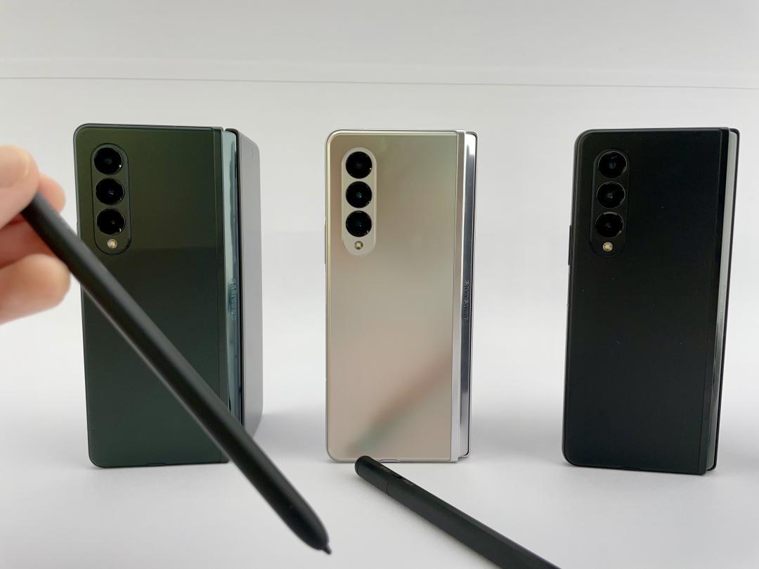 首次支援S Pen 手寫筆的三星摺疊旗艦機皇Galaxy Z Fold3,有綠、黑、銀三種配色。(圖/記者黃敬淳攝)