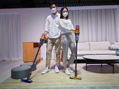 Dyson 首創「雷射」吸塵器登台!讓地板上的灰塵見光死 Dyson 首創「雷射」吸塵器登台!讓地板上的灰塵見光死