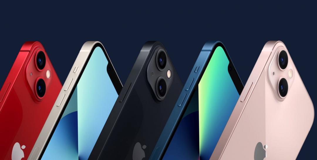 今年新一代的iPhone 13 與iPhone 13 mini，機背雙鏡頭均採用斜對角的排列。（圖翻攝蘋果官網）