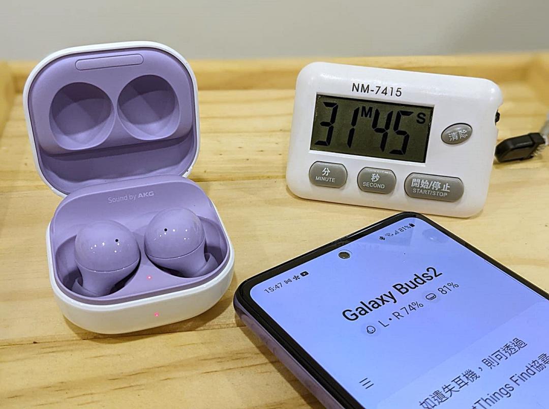 三星平價降噪耳機Buds 2,充電盒具備快充功能,30分鐘可充電80%左右。(圖/記者劉惠琴攝)